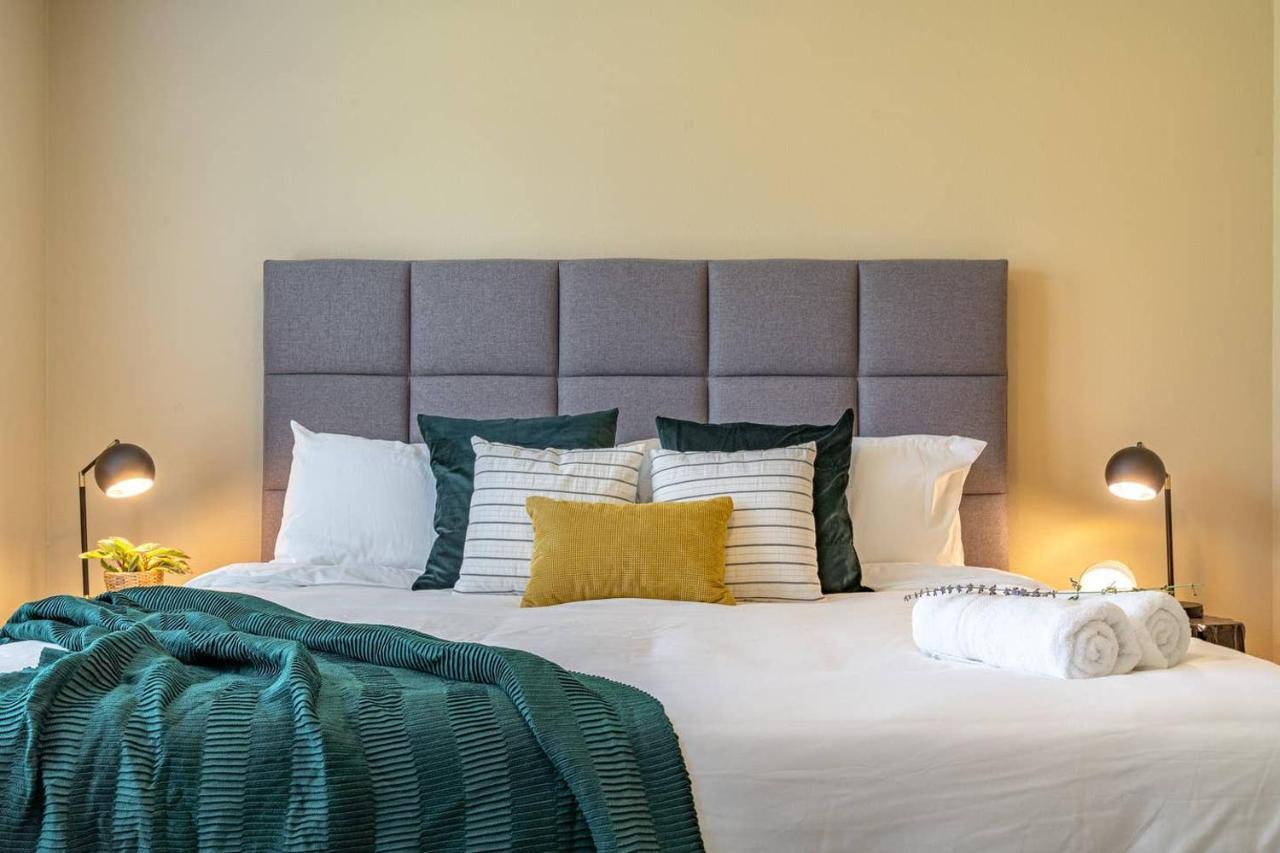 Modern Home, Four Bedrooms, King Beds タイガード エクステリア 写真