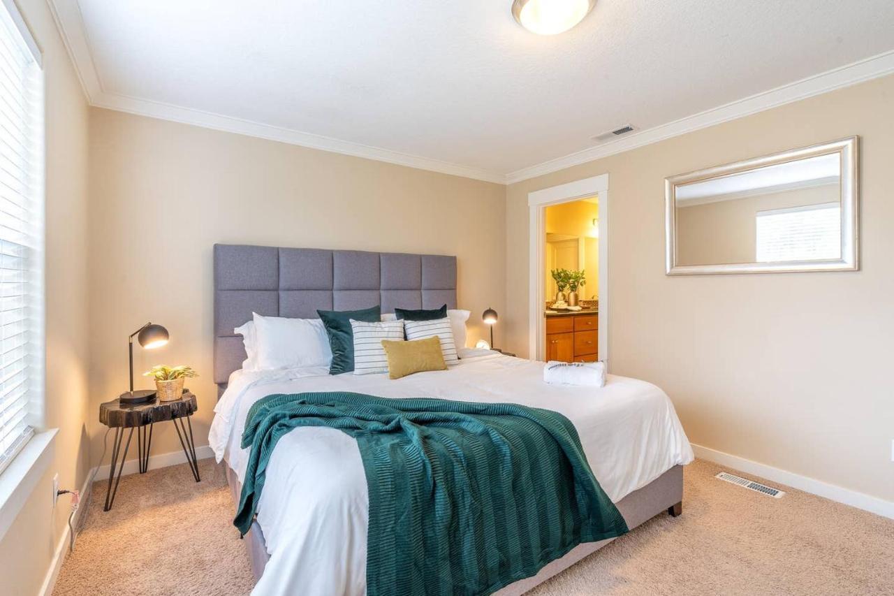 Modern Home, Four Bedrooms, King Beds タイガード エクステリア 写真
