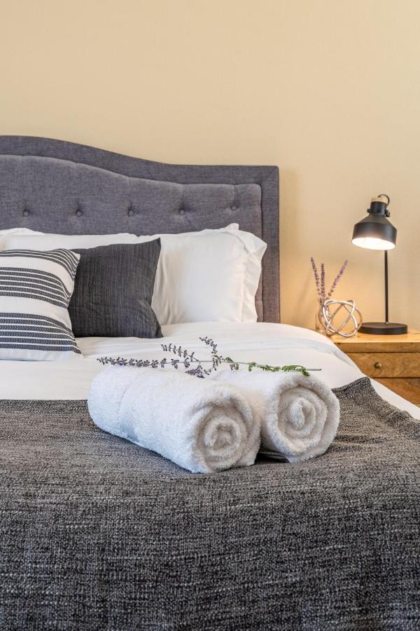 Modern Home, Four Bedrooms, King Beds タイガード エクステリア 写真